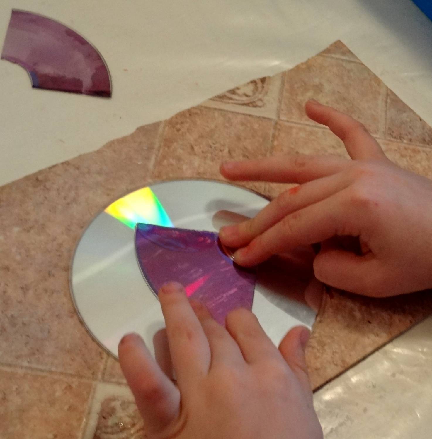 Как сделать оригинальную картину из старых CD дисков